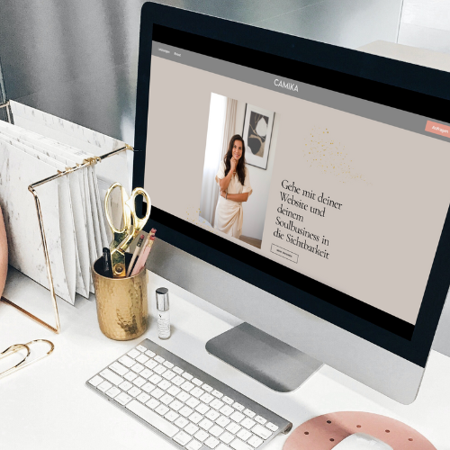 Schreibtisch mit Desktop und femininem Webdesign